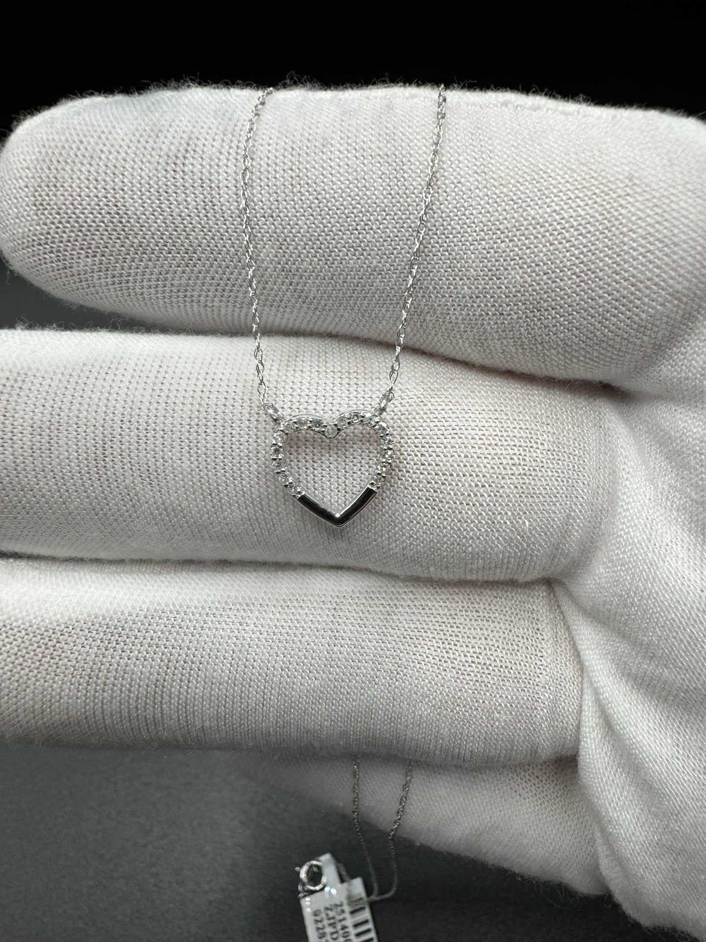 18” 10k White Gold Heart Pendant Chain with 1/8ctw Natural Diamonds 1.0g
