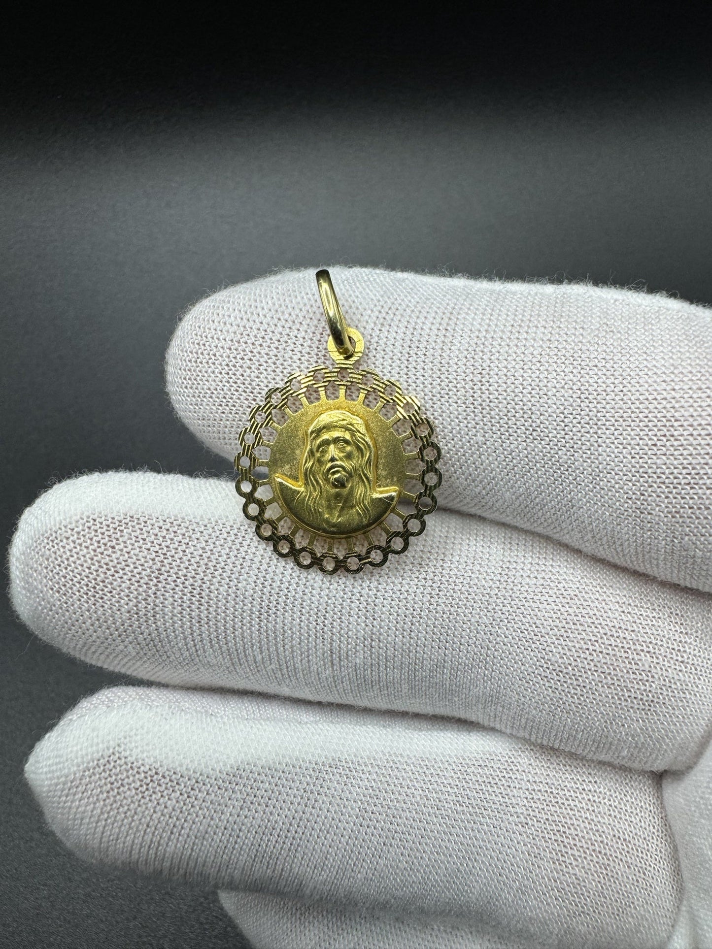 3/4” 14k Yellow Gold Round Reversible Jesus & Mary Pendant 3.5mm Bail 2.84