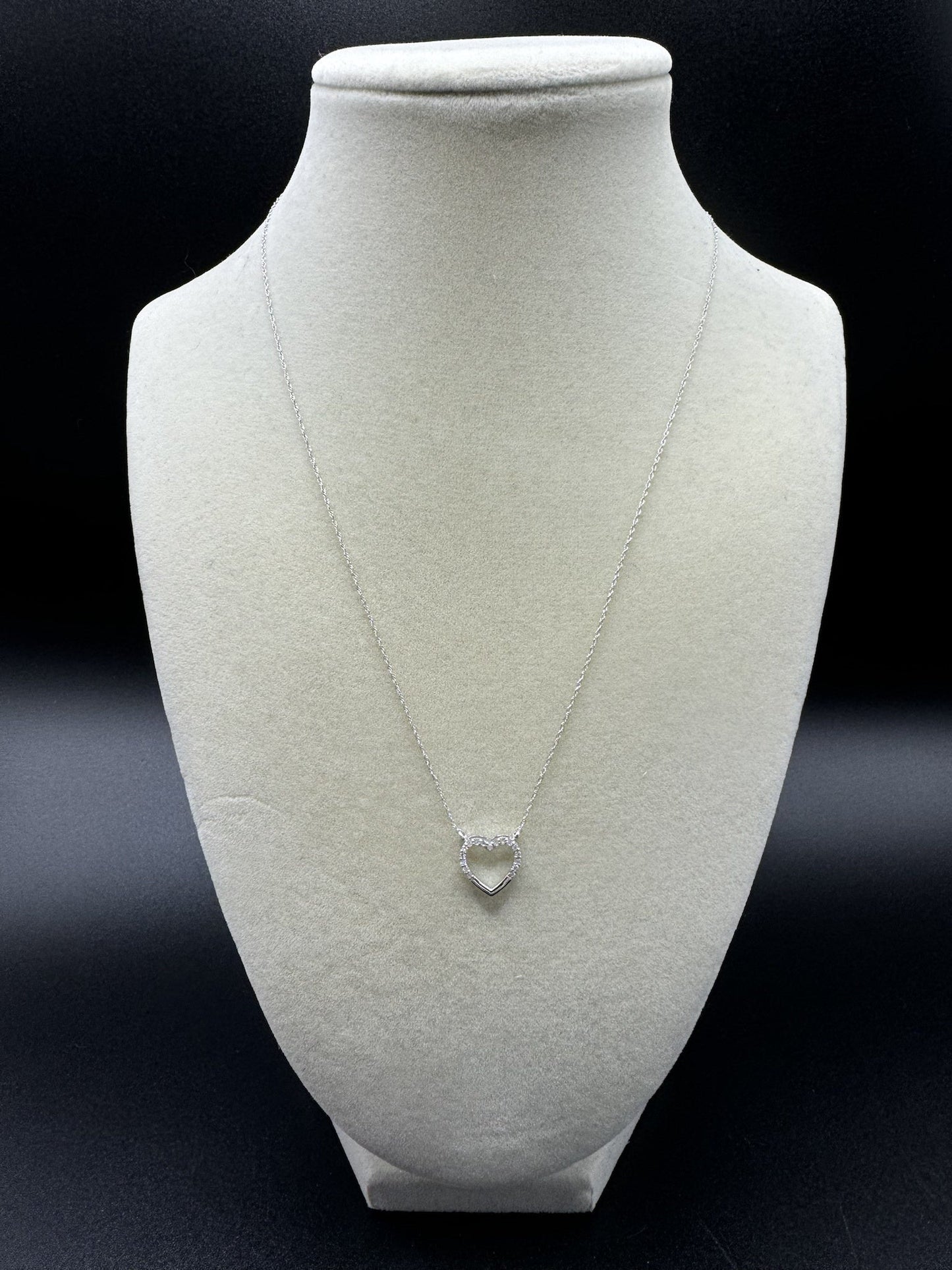 18” 10k White Gold Heart Pendant Chain with 1/8ctw Natural Diamonds 1.0g