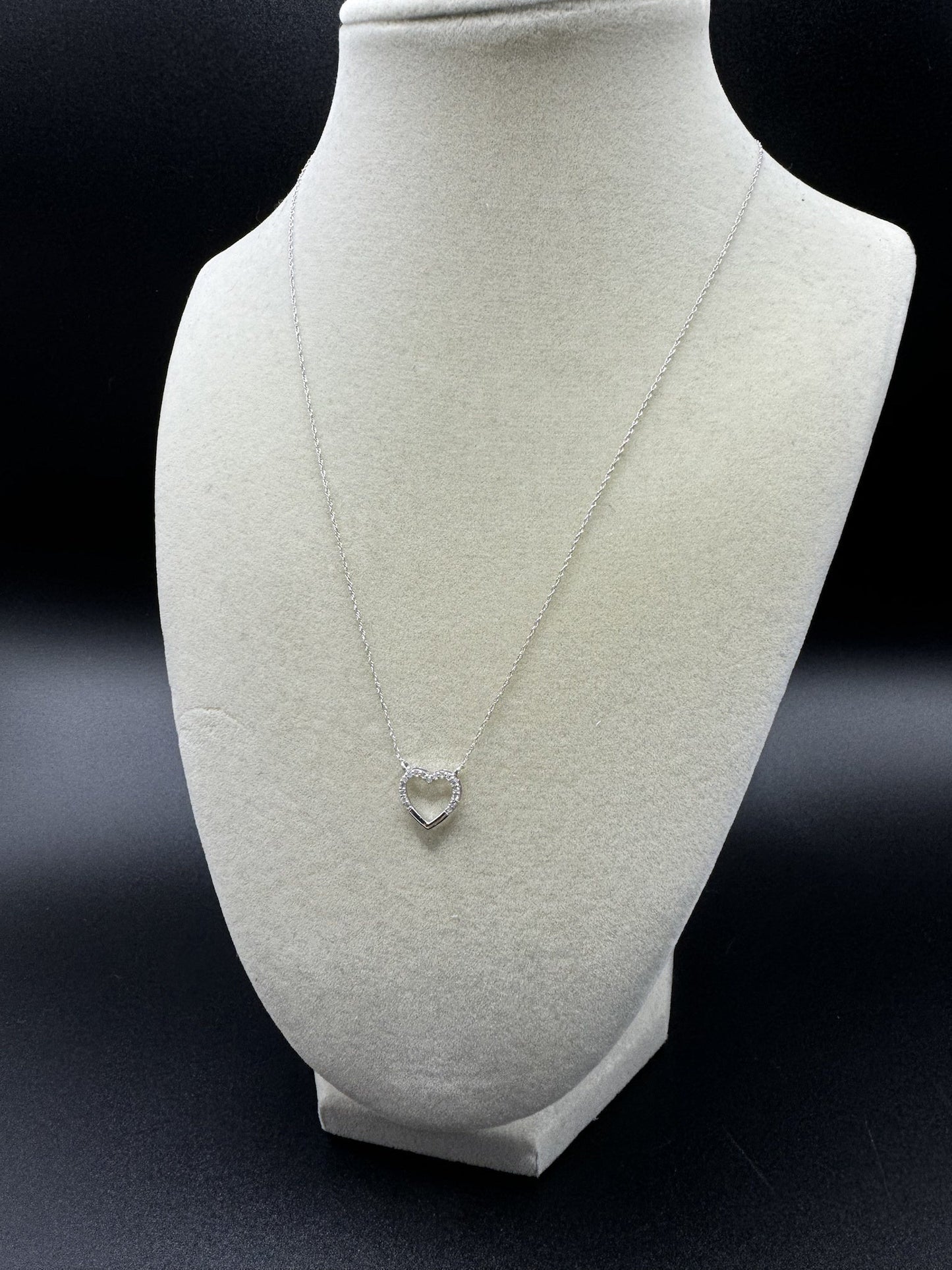 18” 10k White Gold Heart Pendant Chain with 1/8ctw Natural Diamonds 1.0g