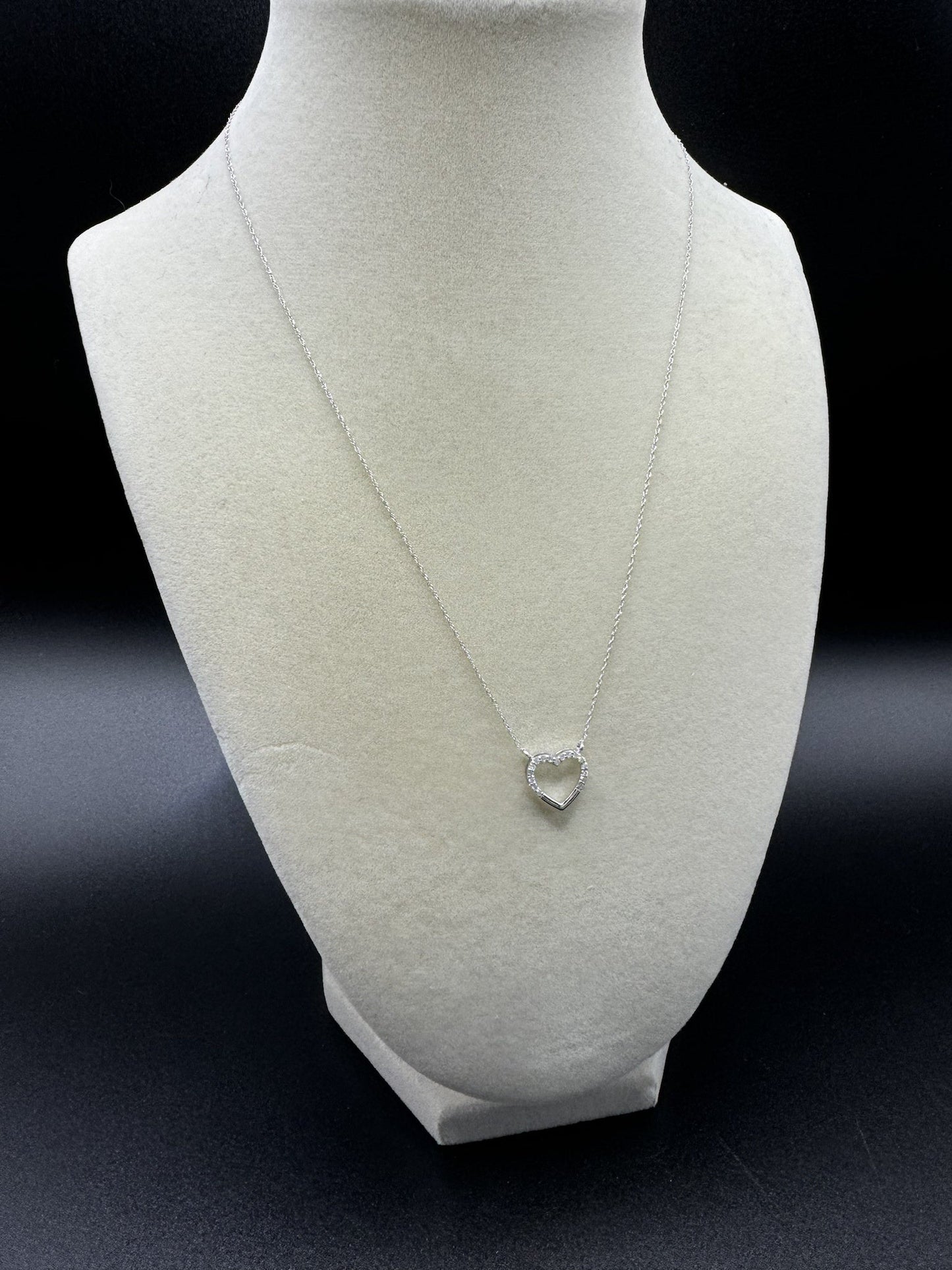 18” 10k White Gold Heart Pendant Chain with 1/8ctw Natural Diamonds 1.0g